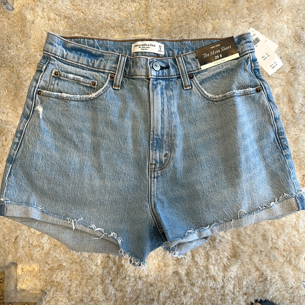 Abercrombie & Fitch The Mom Short - High Rise. Size 29/8.  New with tags.